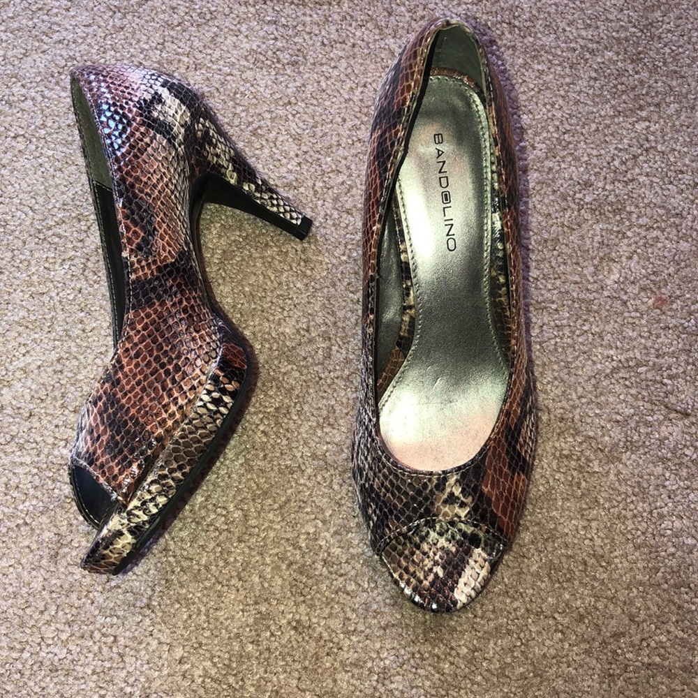Peep toe pumps